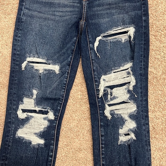 Woman’s distressed jeans - Picture 2 of 6